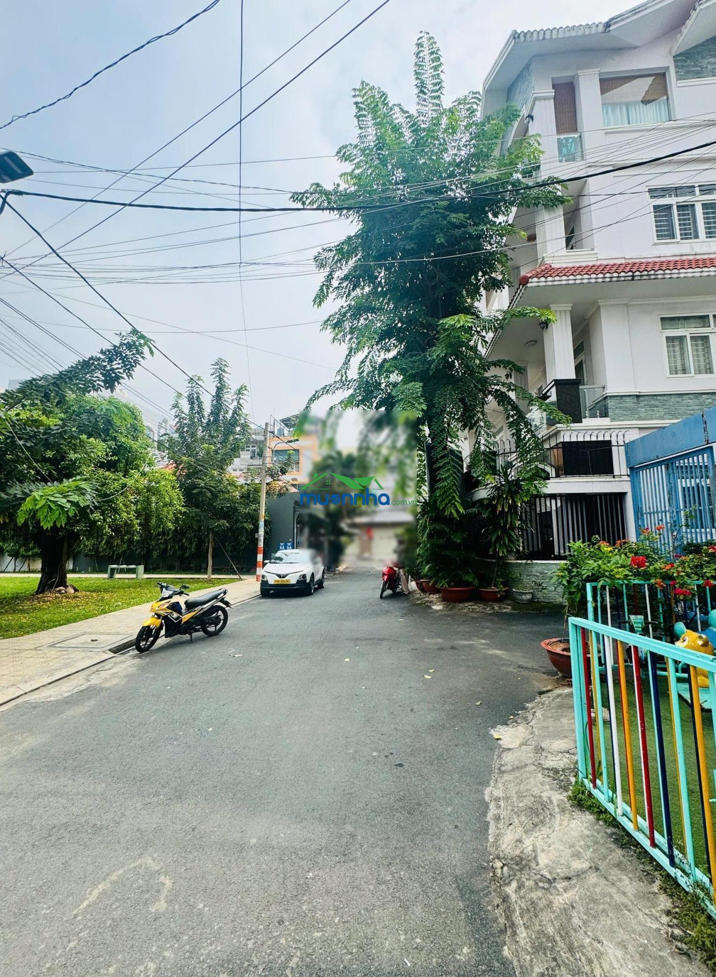 Gò dầu: hẻm nhựa 8m có lề rộng, đối diện công viên nội bộ. dt: 4.5x17m, vuông, nhà 4 tầng còn mới