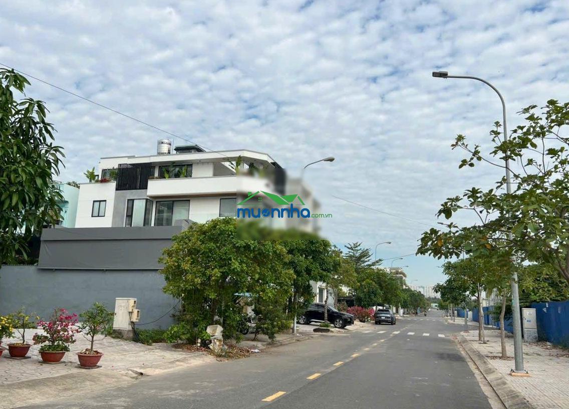 Đi định cư bán nhà góc mới xây 2025, 4 lầu, thang máy, điện mặt trời 6.5x22 cạnh làng đại học abc