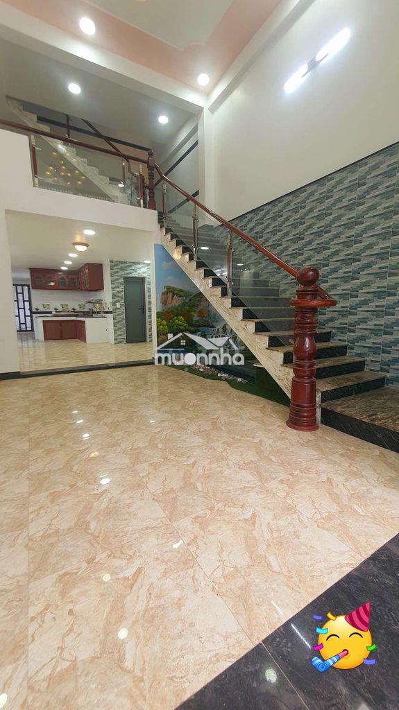 Nhà rộng có không gian cho gia đình và trẻ nhỏ