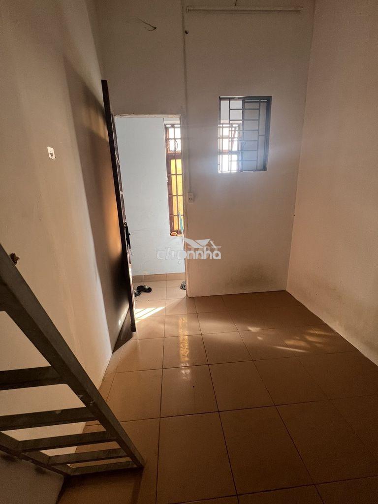 Phòng cửa sổ, sạch sẽ  wc riêng, giờ tự do gần chợ bà chiểu