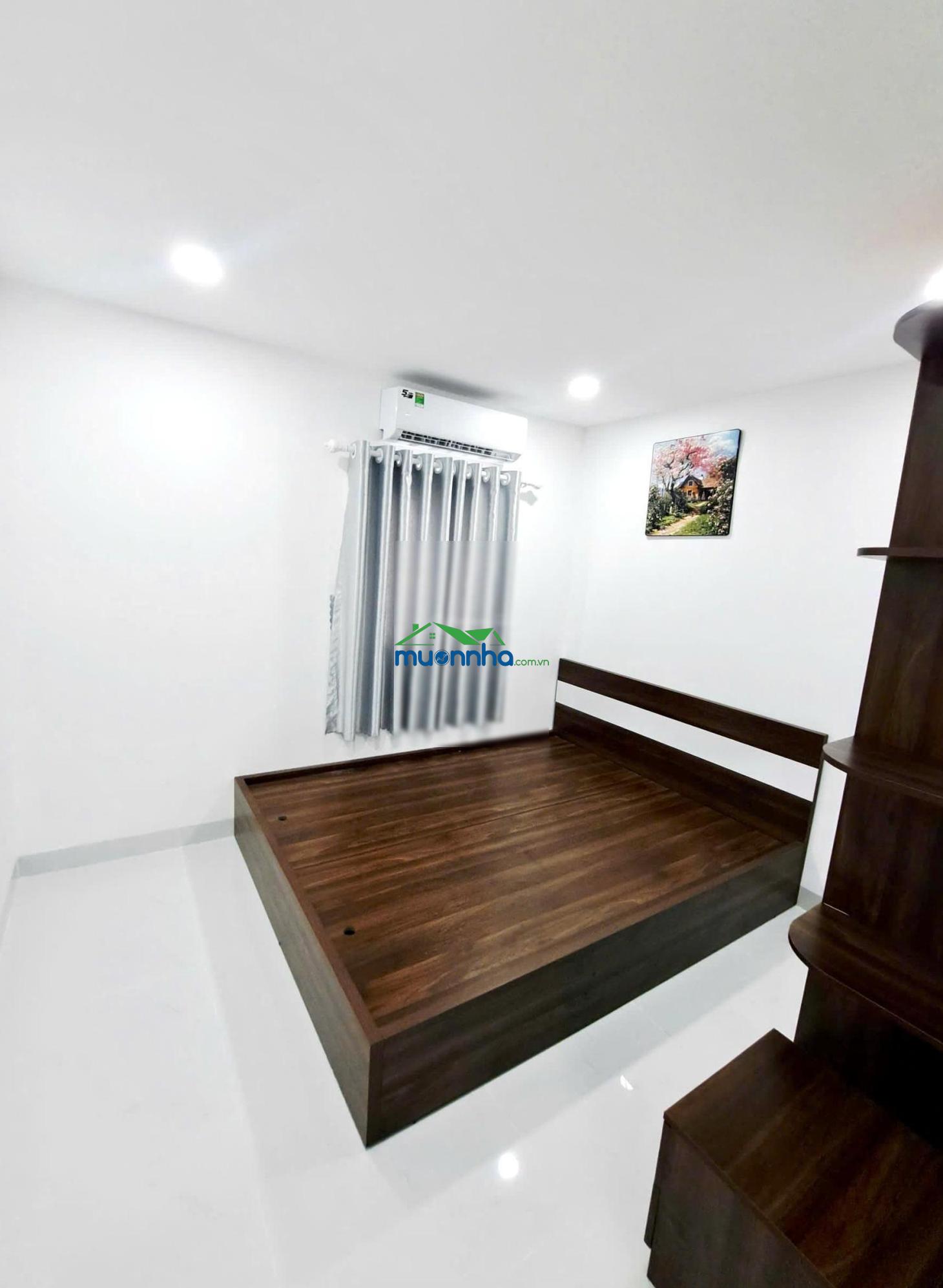 Bán nhà song hành 5.4x18m xây 2 tầng 4 pn, sân trước nhà rộng rãi. giá 5.65 tỷ tl