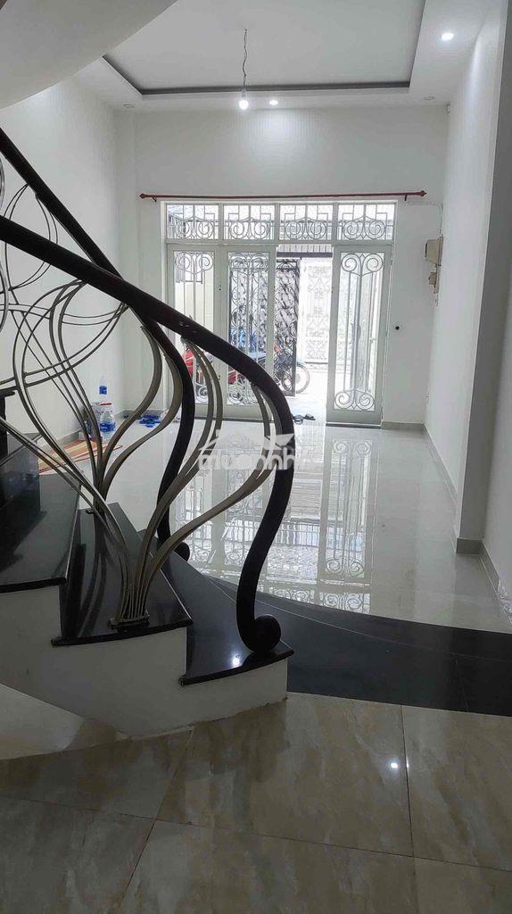 Cho thuê trệt 3 lầu. hxh phan xích long