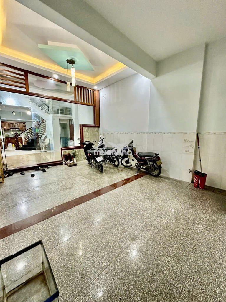 Mặt bằng đường lớn trước chợ ngã 4 ga - 4