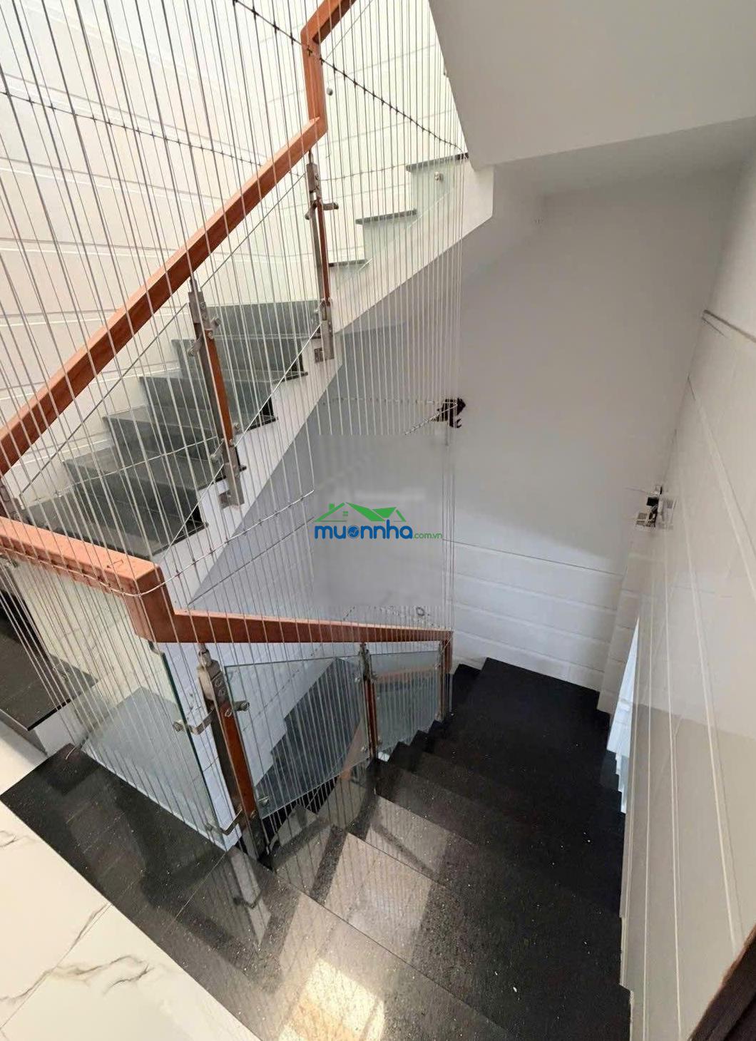 Nhà hxh phú thọ hòa, 81m2, 3 tầng, xe hơi vào nhà, gần chợ