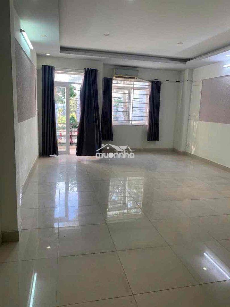 Phòng siêu rộng thoáng mát có bancol 3tr5