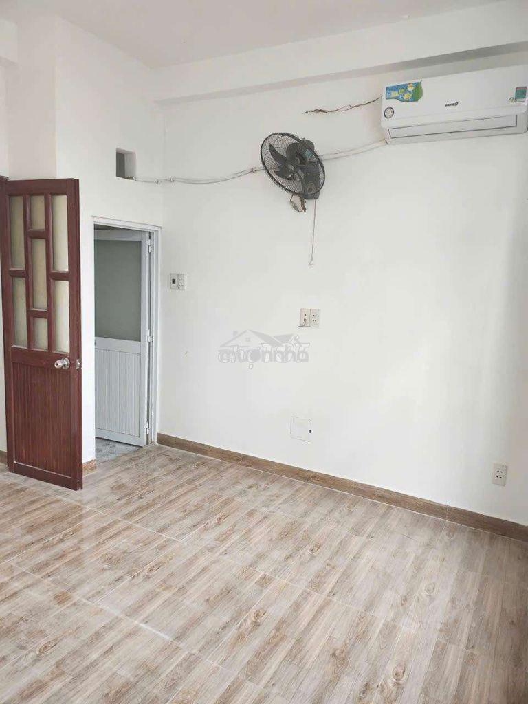 Gần chợ bình tây - 2