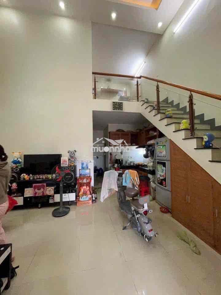 Cần bán gấp nhà 1 trệt 1 lững , sổ riêng thổ cư , ngay chợ bửu hoà