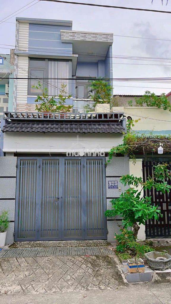 Nhà lầu đường xe hơi gần ngã tư bình thung