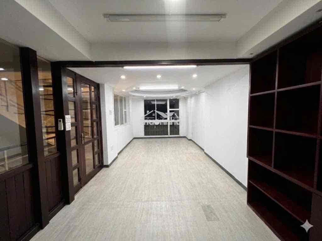 Cho thuê mặt bằng sàn lửng - ngay quận 1 mặt tiền 3 mặt - rộng 30m2 - 3