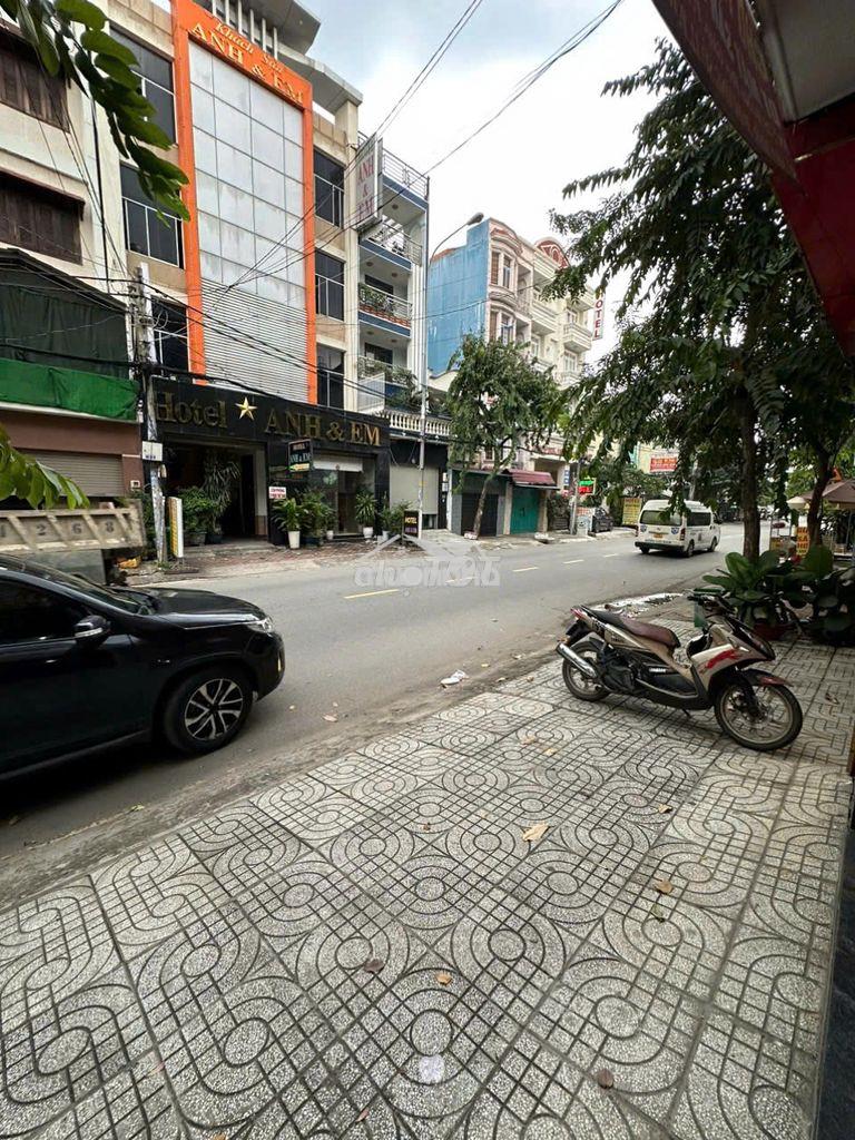 Mặt bằng đường lớn trước chợ ngã 4 ga