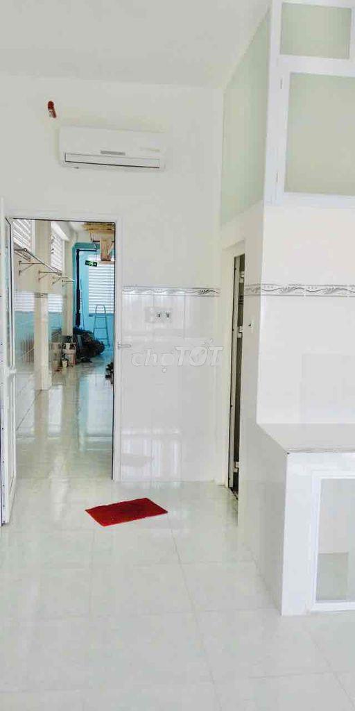 Phòng mặt tiền đường lê văn lương