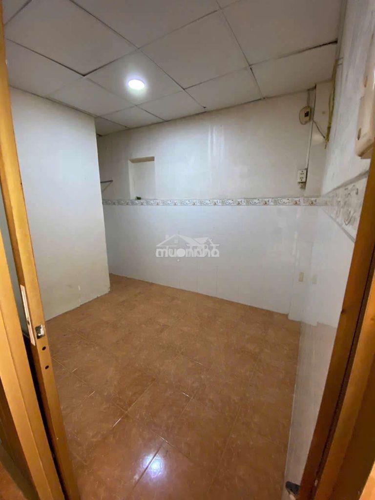 Nhà cho thuê hẽm 5m p6. dtsd 52m2 ngang 3,2 (nở hậu 4m9)
giá 7trieu - 4