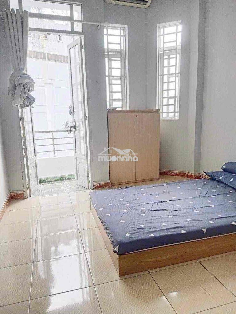 Phòng full nội thất,ban công lớn