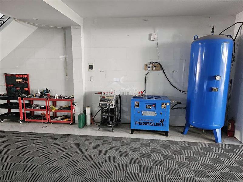 Sang tiệm rửa xe và chăm sóc xe