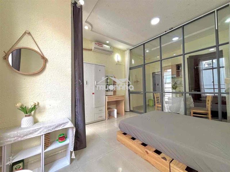 Cho thuê chdv siêu phẩm ban công tách bếp nội thất như hình 100%