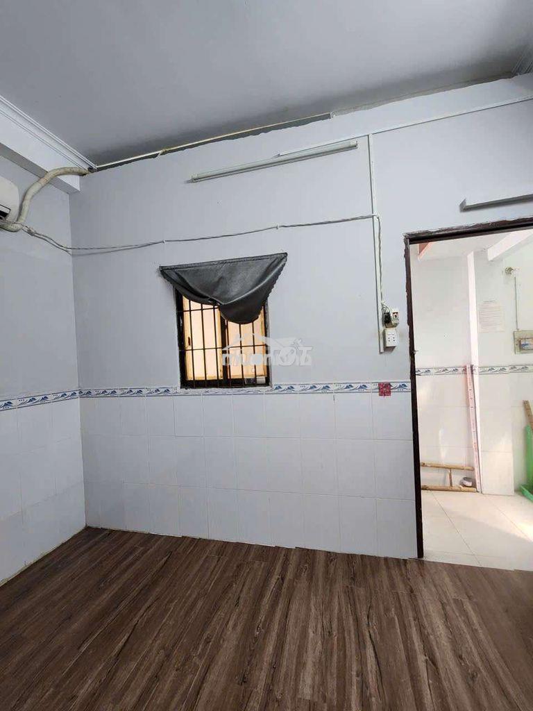 Phòng lầu 3- 18m2- mt âu dương lân p3, q8- ngay cầu chữ y.
