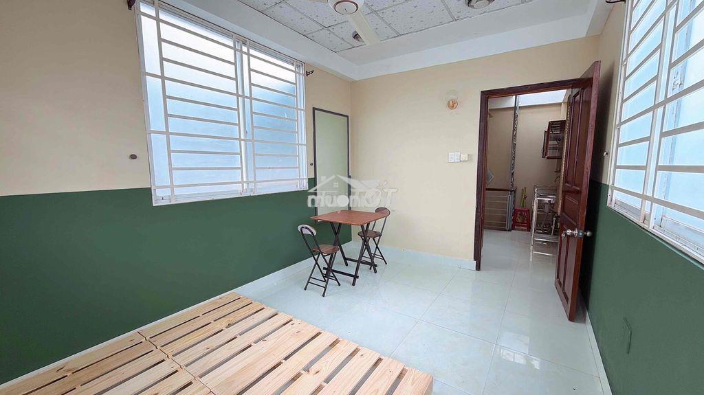 Phòng ban công riêng nội thất cơ bản - quận 3 - chỉ 5 triệu - 2