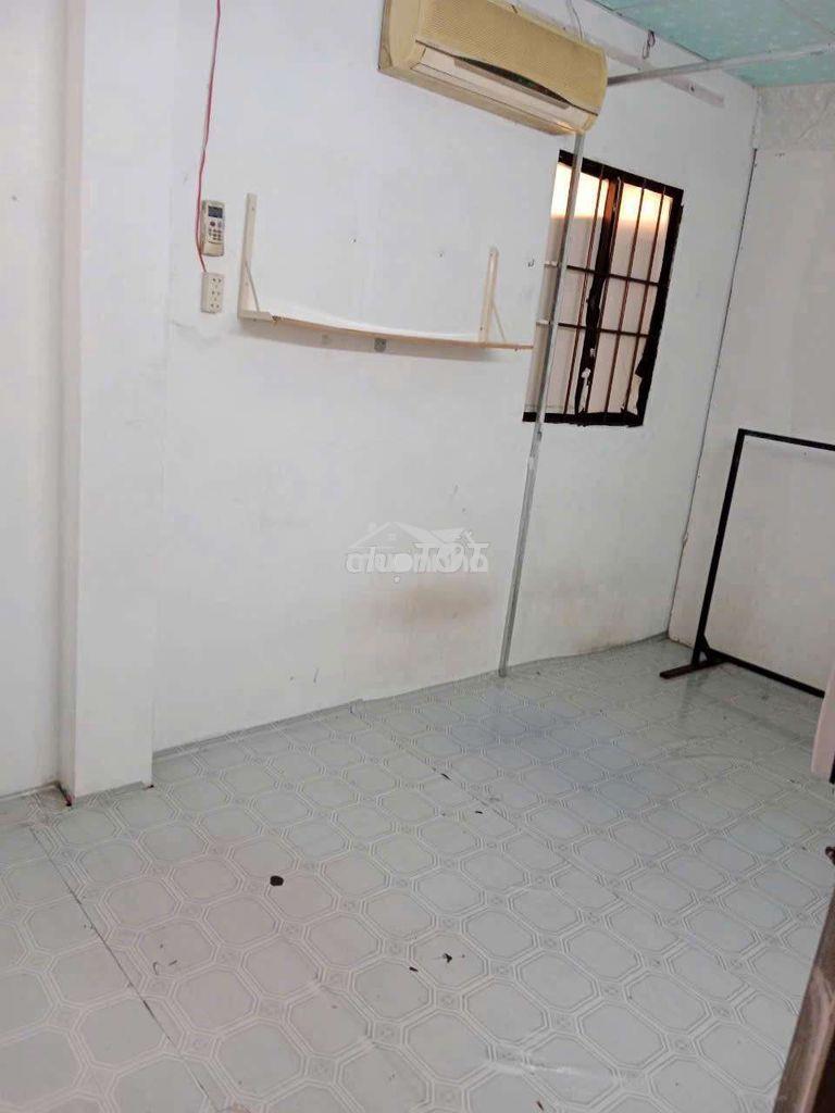 Phòng máy lạnh trong nhà nguyên căn , wc ngoài dùng chung,1 người 1 xe