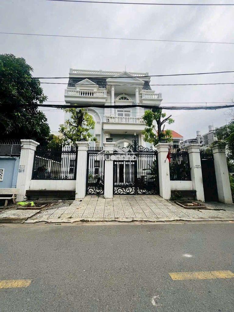 Biệt thự bên sông 