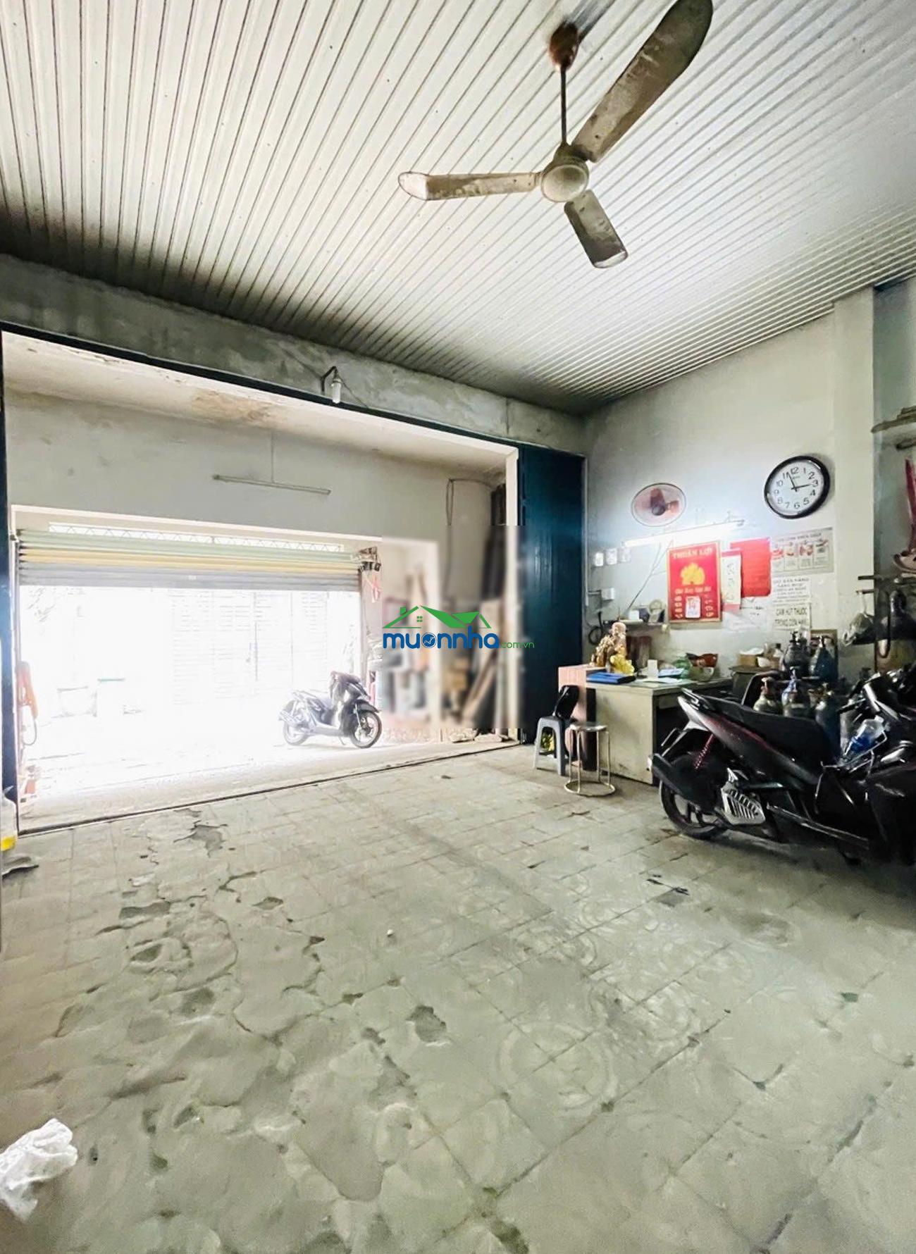 Nhà cũ 6.8x25m(165m2) cách 1 căn ra mt phan văn hớn quận 12 - hẻm xe tải