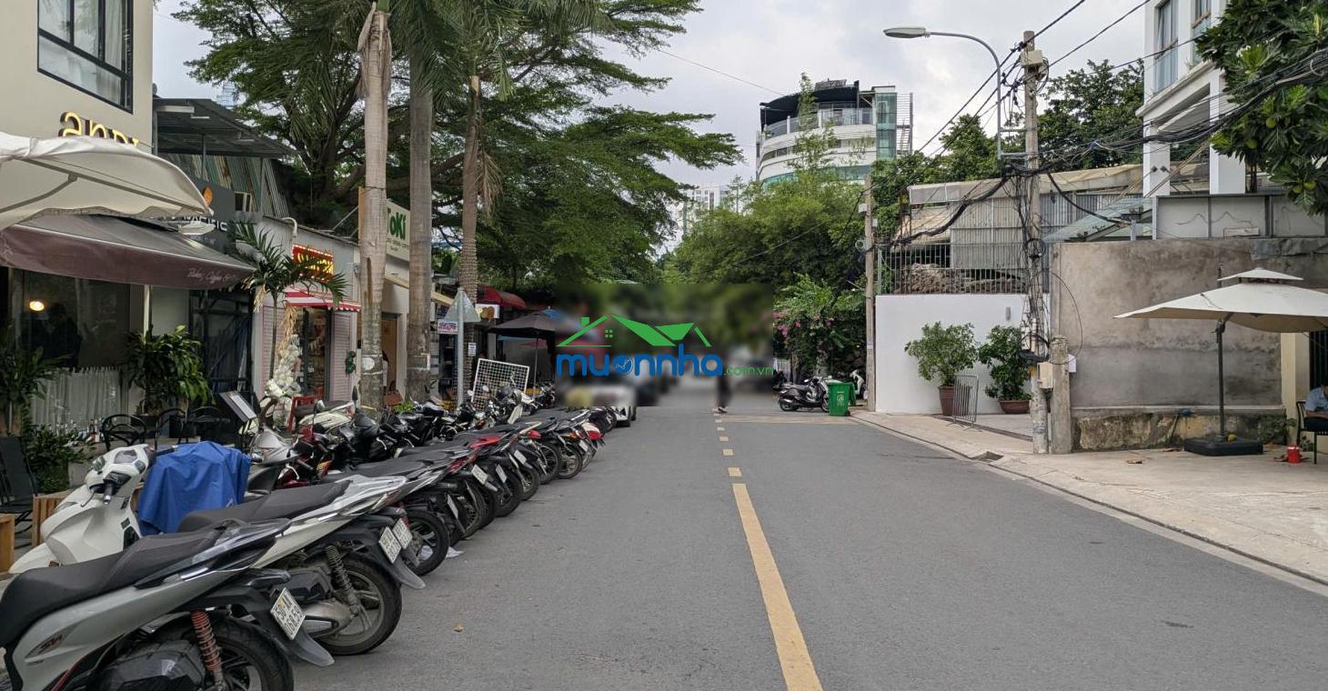 Bán nhà diện tích 1800m2, ngang 40m, mặt tiền ngay quốc hương, thảo điền. đơn giá chỉ 195 triệu/m2