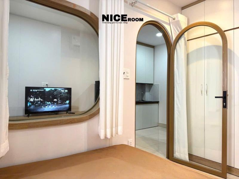 Tòa nhà thang máy , hầm xe, full nội thất - 1pn 1wc. nt như trên hình 