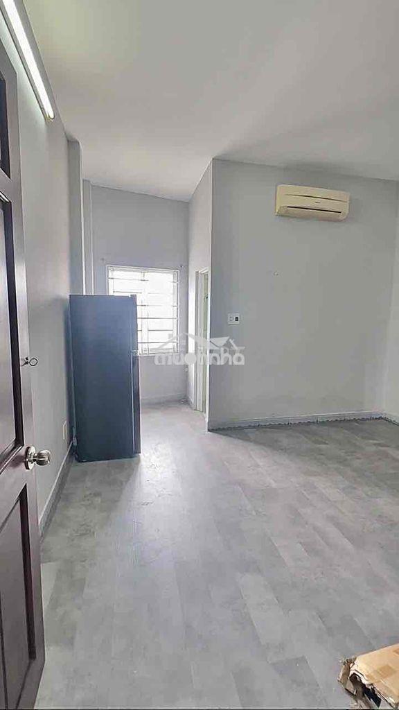 Phòng mới ngay vòng xoay chợ thủ đức-mặt tiền 980 kha vạn cân