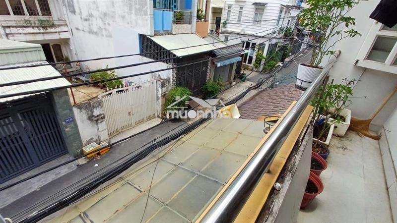 Phòng mặt tiền xe tải,ban công cửa,gần chợ,nhà thờ,an ninh tốt