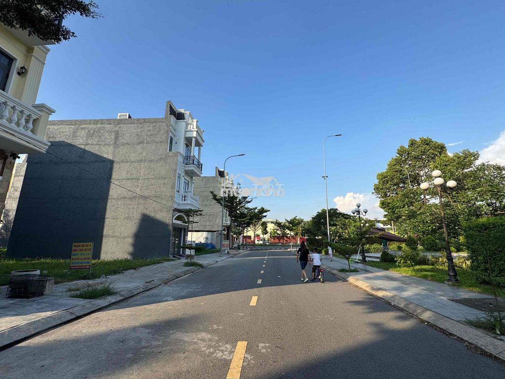 Đất đối diện công viên icon central. ngay chợ thông dụng. dĩ an. dt743 - 3