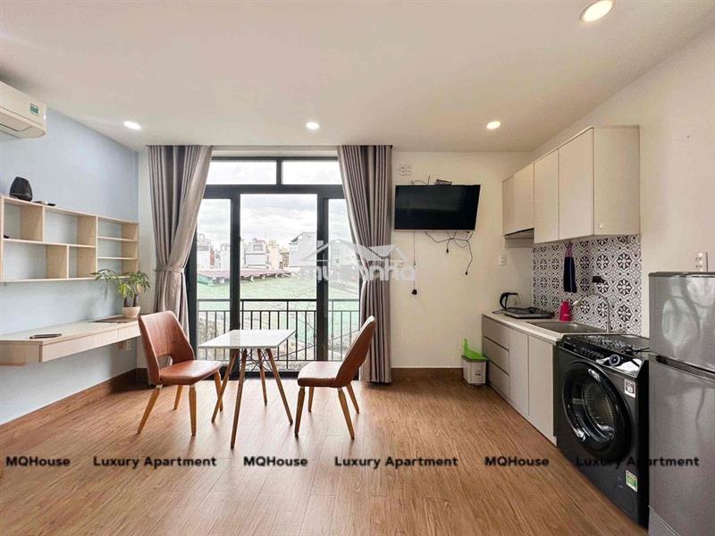 Studio 35m² full nội thất – cửa kính lớn, ban công thoáng – ngay trần