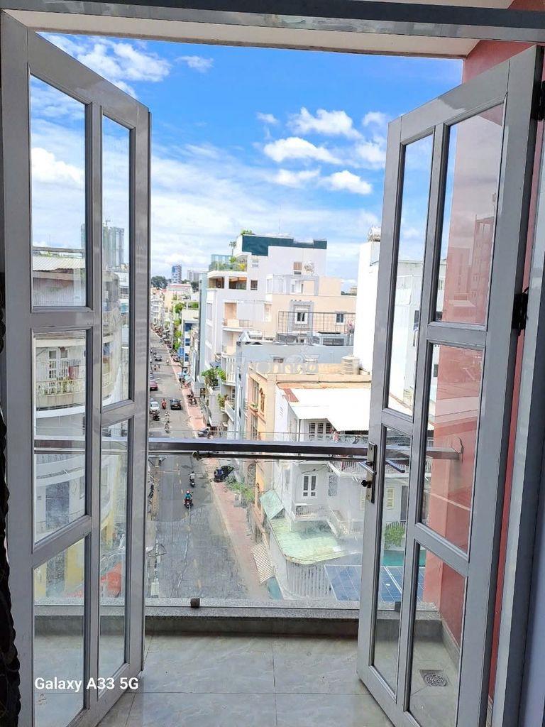 Phòng ban công view mặt tiền đường bàn cờ và điện biên phủ - 3