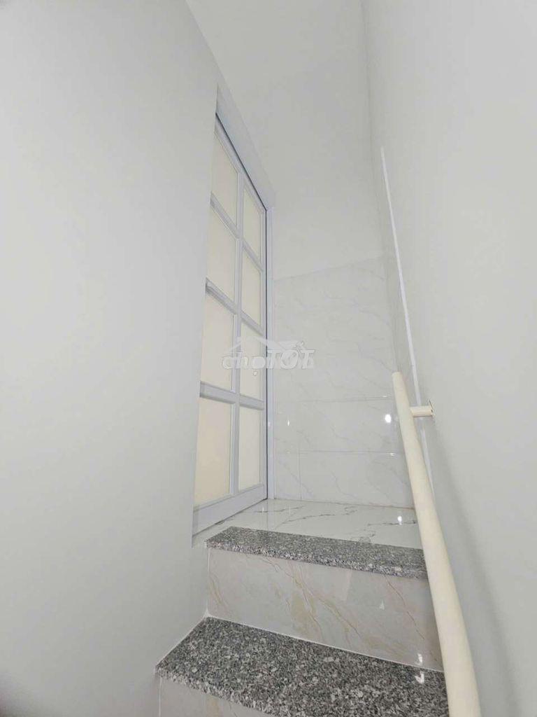 Phòng trọ trên tầng 1 lối đi riêng quận 1 - 4