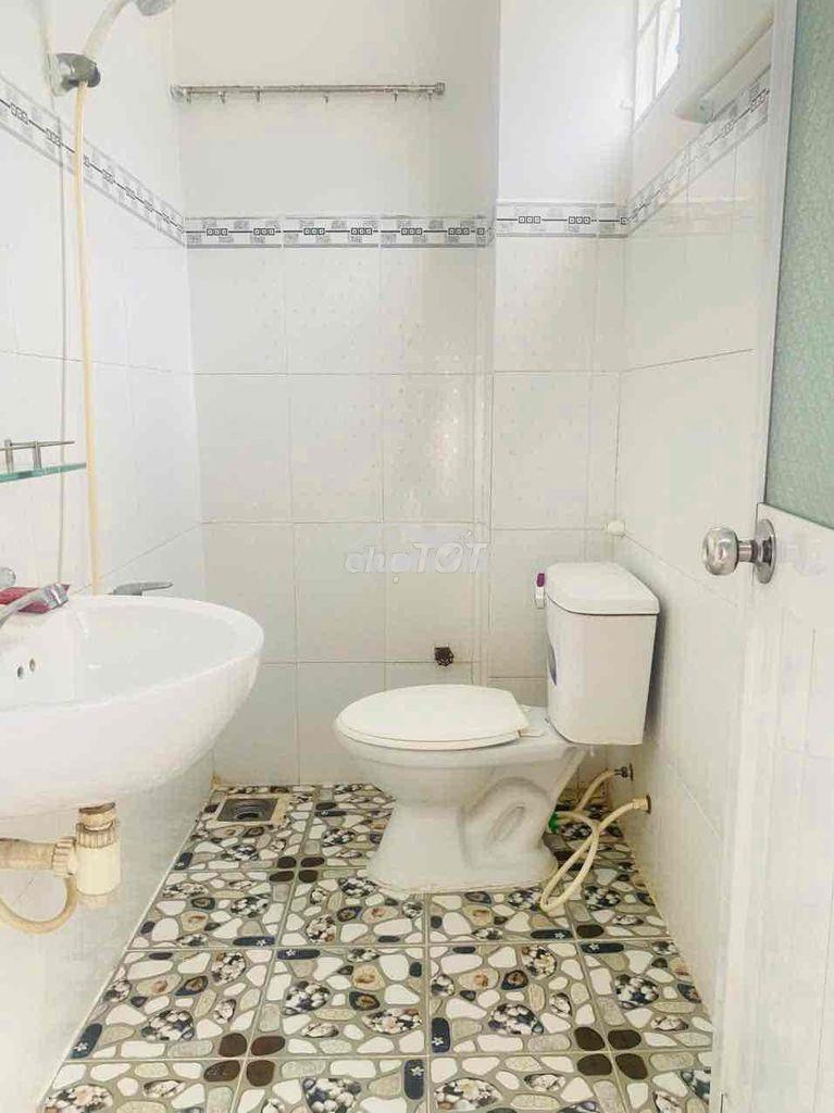 Nhà gần chợ minh phát ( sân xe hơi ) trệt lầu 4pn 3wc - 2