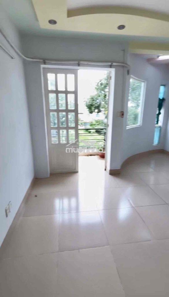 Cho thuê phòng trọ 30m2, có ban công trong kdc phong phú 5