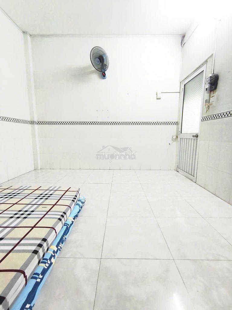 Phòng trọ mới xây sẵn máy lạnh gần bv hóc môn