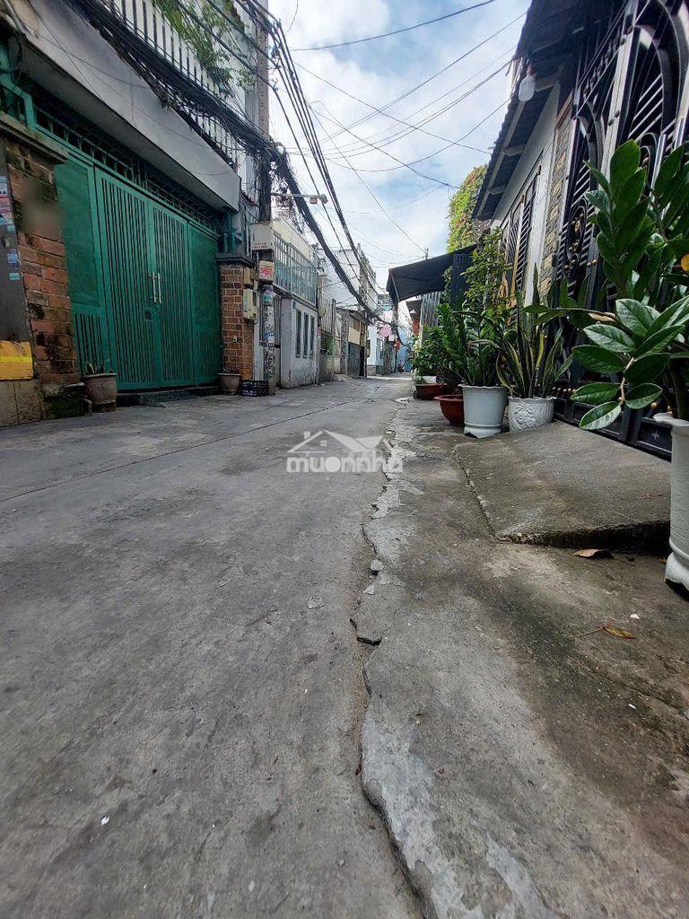 Bán chdv hẻm xe hơi đậu ngay cửa, đường tám danh phường 4 quận 8.