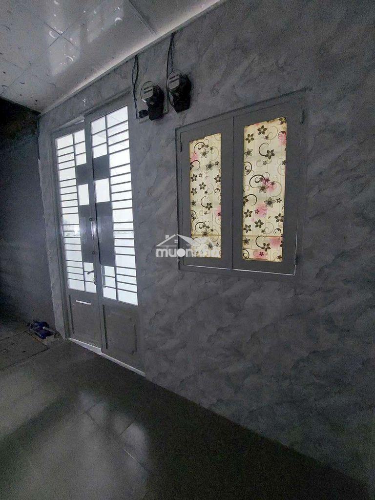 Cho thuê nhà đường phạm hùng c1 dt.3m5×5m5 } 1 lầu 2 phòng 1 toilet.