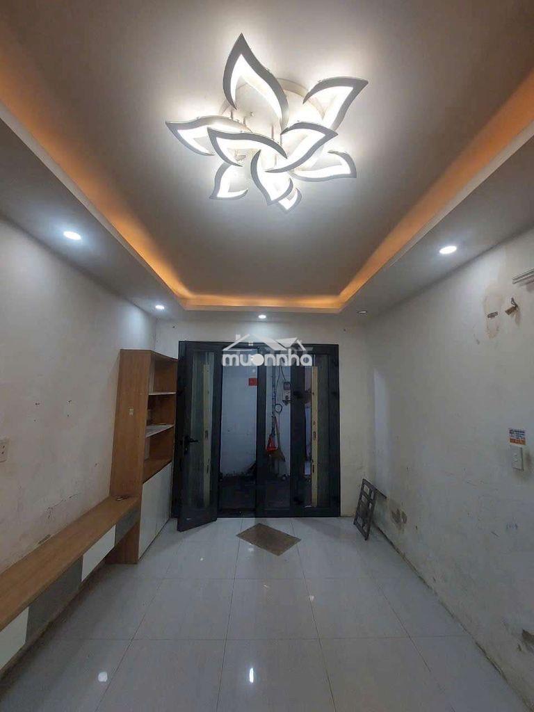Cho thuê nhà đường phạm hùng c4 dt.3×8 } 2 lầu 2 phòng 2 toilet hẽm 3m - 2
