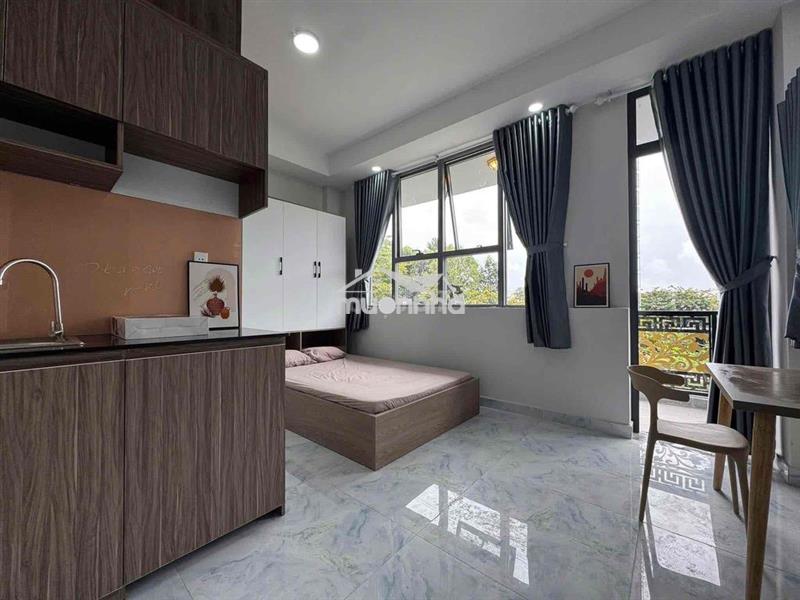 Studio ban công full nội thất, nhà mới keng gần vòng xoay dân chủ