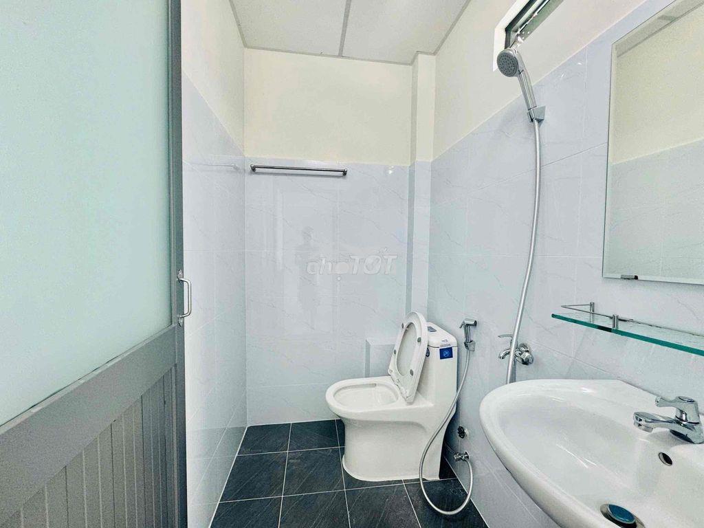 Nhà sân trước sân sau cực rộng rãi, 100m2 gồm 2pn - 3