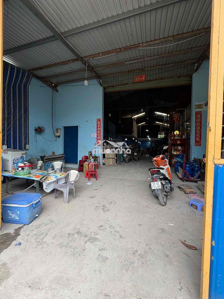 Cho thuê kho 22tr/th dt:10x35 ( có văn phòng , điện 3fa) trần kho cao - 2
