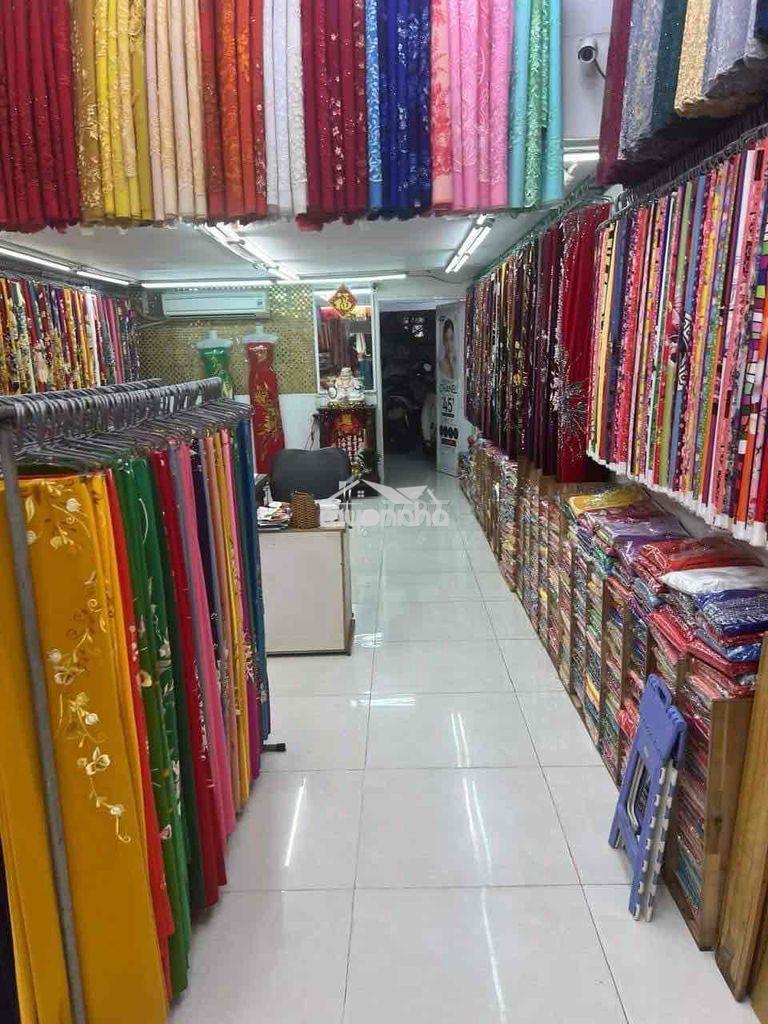 Ngay mặt tiền chợ vải - 2