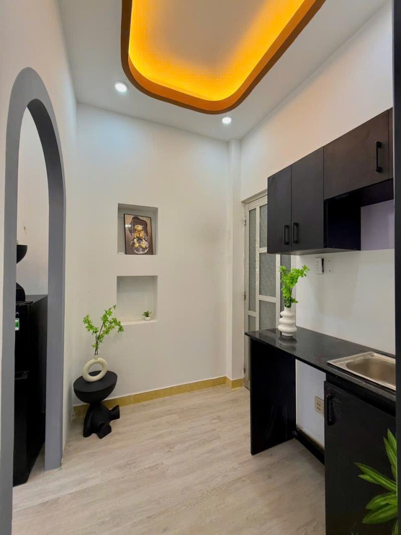 Full nội thất ban công siêu thoáng tách bếp chưa đến 6tr gần đại học kinh tế, kiến trúc, văn lang,…