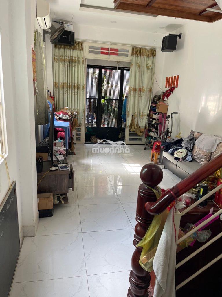 Nhà quận 4  gần chợ 200