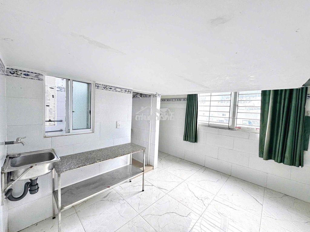 Phòng trọ giá rẻ - gác cao 2m - cửa sổ trời - đi bộ etown cộng hoà - 4