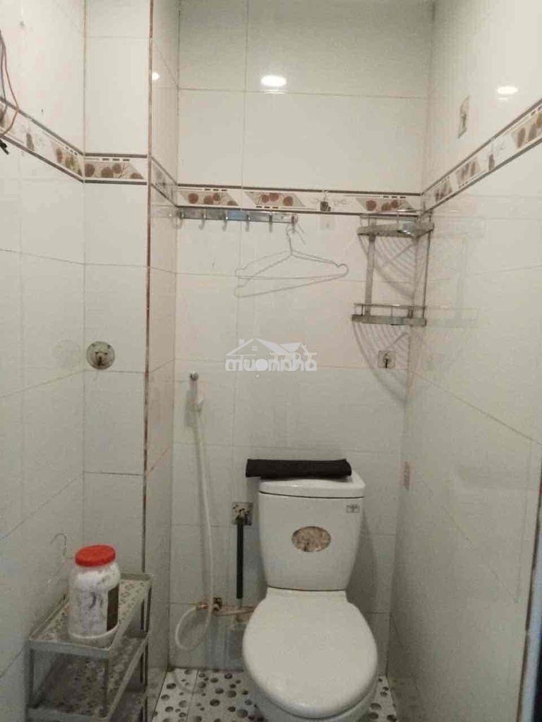 N/c dt: 4 x 8 trệt,1  lẩu,.2 wc. mới sạch sẽ .đnc, có sân chỉ ,6tr./th - 2