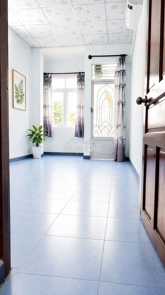 Phòng trống - ban công - máy lạnh - giờ tự do - giáp[ q10