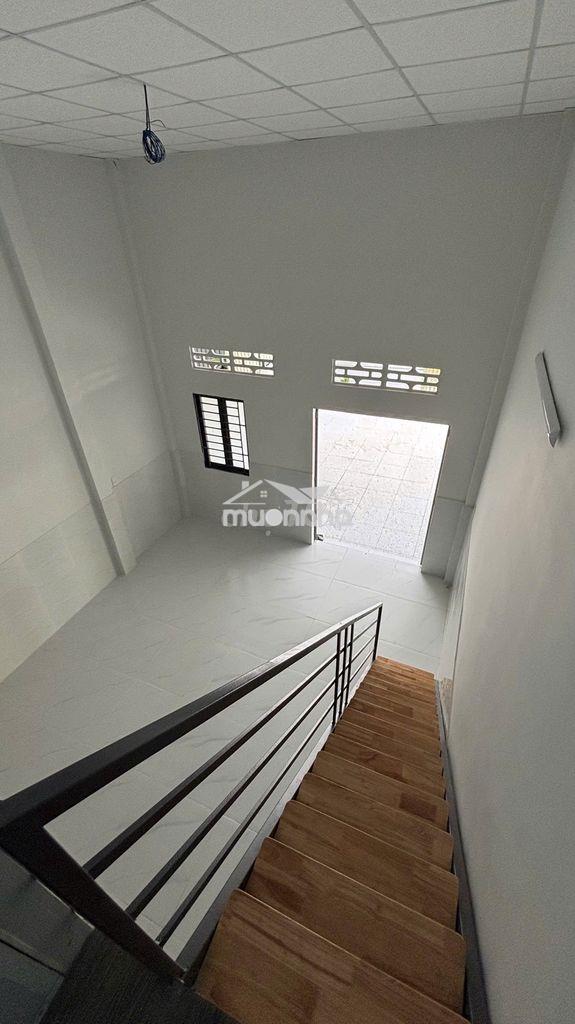 Nhà căn đôi mới xây, nội thất đẹp, sân rộng xe hơi... - 3