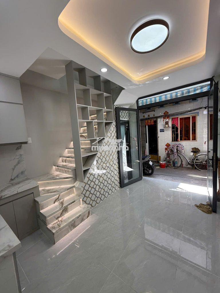 - Nhà đẹp 3 lầu 