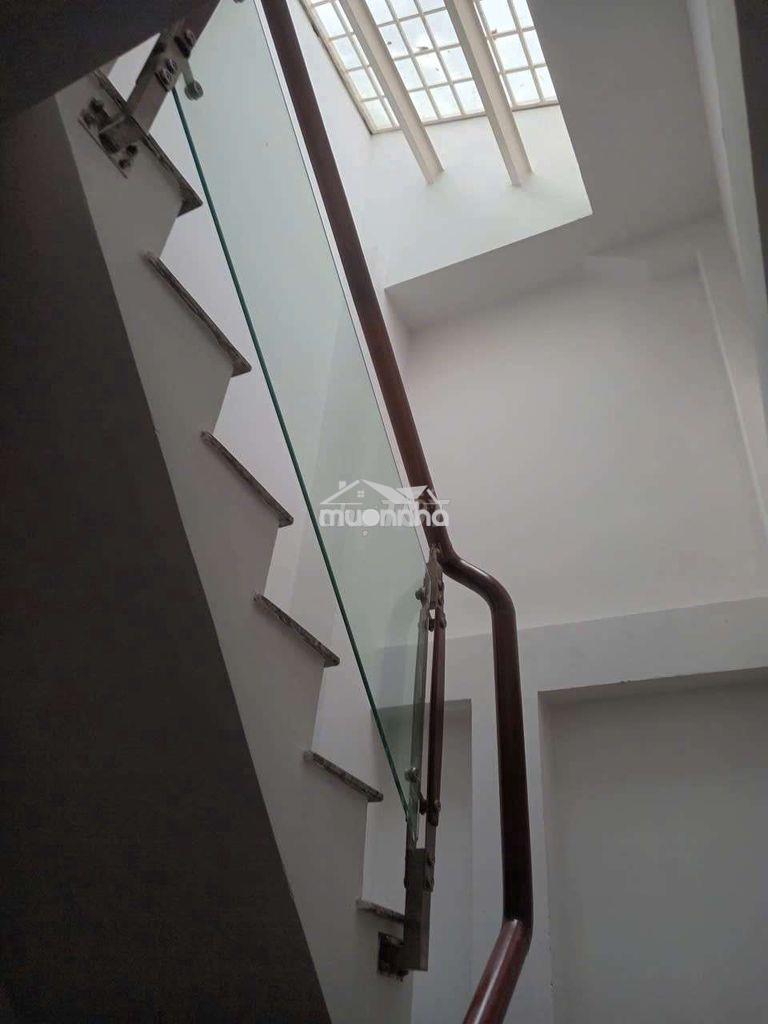 Nhà sạch sẻ vô ở liền cho thuê 6 tháng 